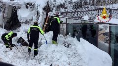 Намериха шестима оцелели след като лавина затрупа хотел в Централна Италия. Пожарникарите са успели да разговарят с тях на няколко пъти