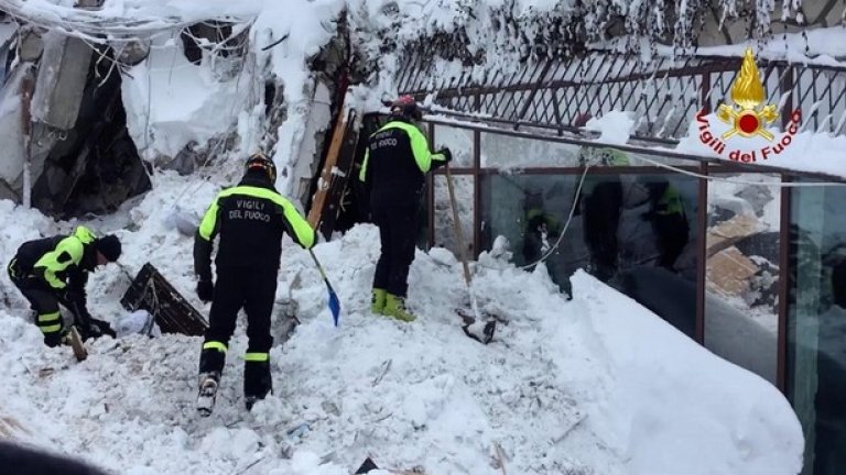 Намериха шестима оцелели след като лавина затрупа хотел в Централна Италия. Пожарникарите са успели да разговарят с тях на няколко пъти