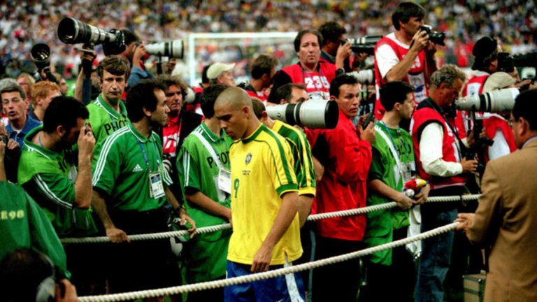 6. Мистерията около Роналдо преди финала през 1998-а
Историята е до болка позната, но и почти 20 години по-късно продължава да е интересна. Конспиративните теории за това какво точно се случва с Роналдо преди финала на Световното първенство през 1998-а между Франция и Бразилия са безброй. Чували сме разкази на съотборници на Феномена и на хора от медицинския щаб на "селесао". Чели сме версиите на таблоидите, а даже има и написани книги по темата. Няколко часа преди бразилците да тръгнат за "Стад дьо Франс" Роналдо почива в хотелската си стая. Според официалната версия, състоянието му се влошило, докато е лежал. Припада, след което е отведен в болница за прегледи. Резултатите не показват нищо притеснително и Роналдо излиза срещу Франция. През целия мач обаче е незабележим и домакините печелят световната титла.