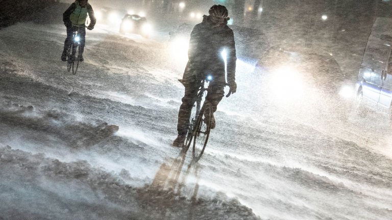 В Дания комбинацията от силен вятър и сняг накара полицията да призове водачите на МПС да избягват пътуванията.