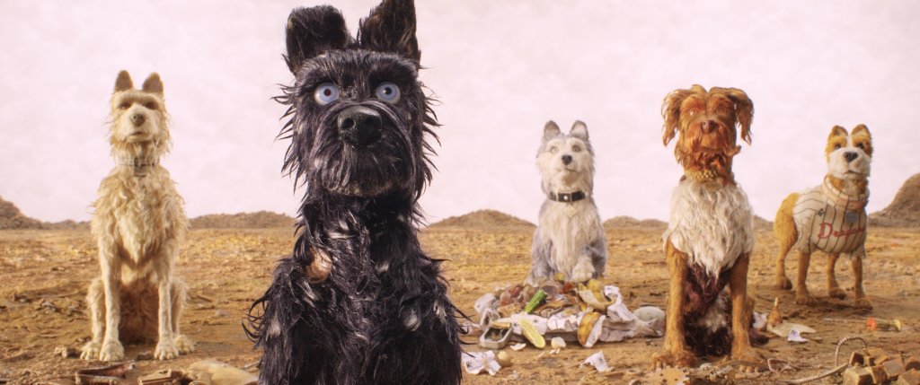 \"Островът на кучетата\" (Isle of Dogs)
Уес Андерсън и главният му съсценарист Роман Копола вкарват в една лента любовта си към класическото японско кино, кучетата и футуризма В търсене на изгубения си домашен любимец 12-годишно момче се озовава на ф