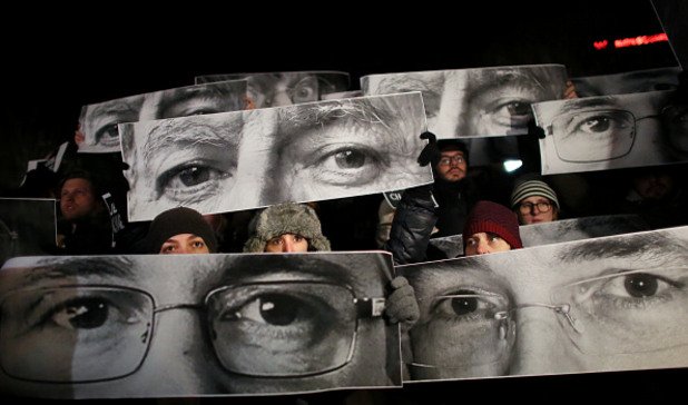 В Ню Йорк хора носеха плакати с лицата на загиналите карикатуристи от френското сатирично издание

