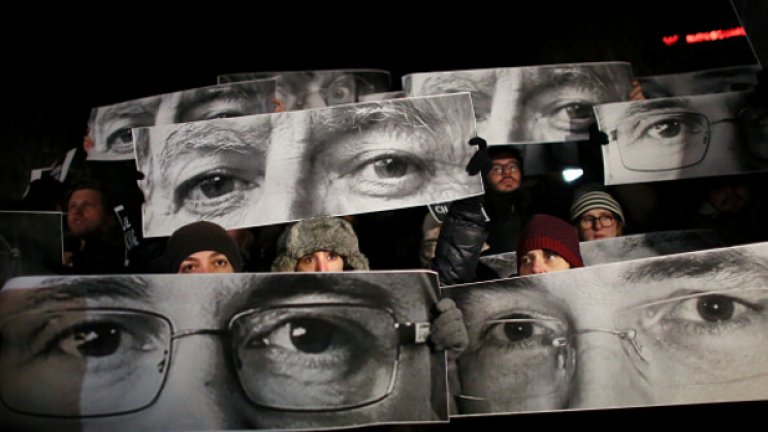 В Ню Йорк хора носеха плакати с лицата на загиналите карикатуристи от френското сатирично издание
