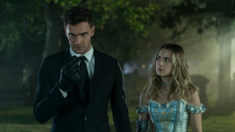 Into the Dark - 5 октомври
Хорър антологията на Hulu е вдъхновена от различни големи американски празници през годината. Всеки месец в платформата ще се появява по един дълъг епизод (да си го кажем отделен филм), който ще представлява страшна история за даден празник. Засега са известни сюжетите на първите два епизода. Първият - The Body - следва историята на софистициран и самоуверен наемен убиец, който извършва удар насред празненствата за Хелоуин в Лос Анджелис. И го прави със стил. Вторият епизод - "Flesh and Blood" - подхваща най-семейно ориентирания празник в САЩ - Деня на благодарността. Година след смъртта на майка си, Кимбърли започва да подозира, че в дома на родителите си самата тя е в опасност. Само че нито може да се махне, нито знае на кого да се довери.