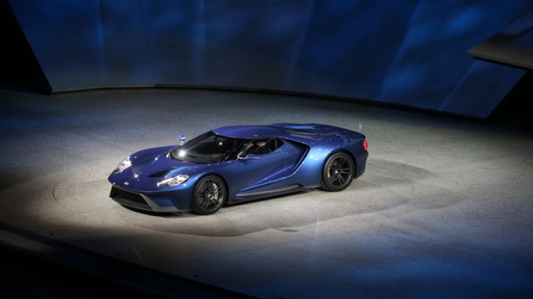 Ford GT
Преди малко повече от месец започна да изтича информация, че във Ford готвят нов супер автомобил. Но до 12 януари, когато беше премиерата на колата никой не успя да се сдобие със снимка на новия GT. Дизайнът на GT заплени медиите и специалистите, а производството му трябва да започне преди края на 2016. Автомобилът се задвижва от 3,5-литров V6 EcoBoost с две турбини и мощност над 600 конски сили, а компактните размери на мотора са позволили невероятно оформление на задницата, която е модерна, агресивна и въпреки това напомня за оригиналния GT.