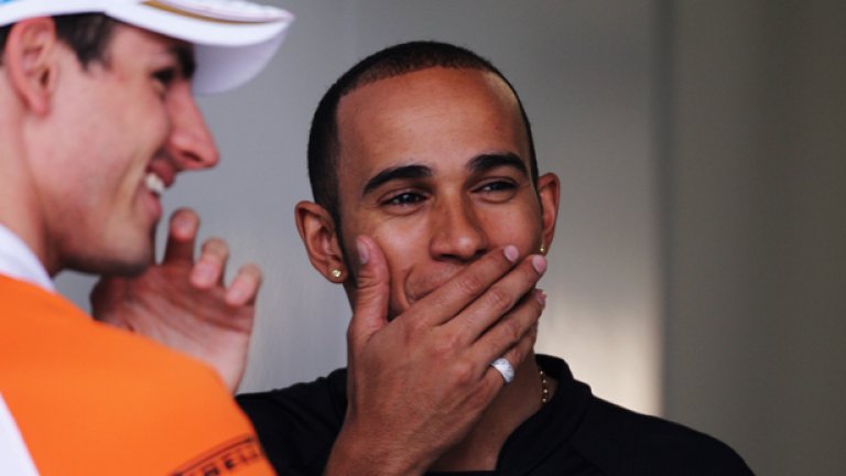 Пилотът на Force India Адриан Сутил (вляво) прие като шега информацията, че тимът се продава