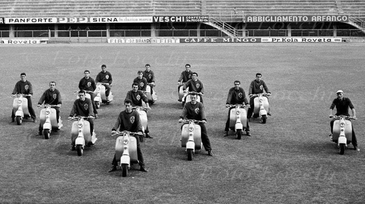 Моторизираната бригада на треньор Фулвио Бернардини (най-вдясно). Футболистите на Фиорентина се снимат с новите си мотопеди, които са подарък за шампионската титла през 1956 г. Вижте в галерията още незабравими футболни кадри.