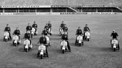 Моторизираната бригада на треньор Фулвио Бернардини (най-вдясно). Футболистите на Фиорентина се снимат с новите си мотопеди, които са подарък за шампионската титла през 1956 г. Вижте в галерията още незабравими футболни кадри.