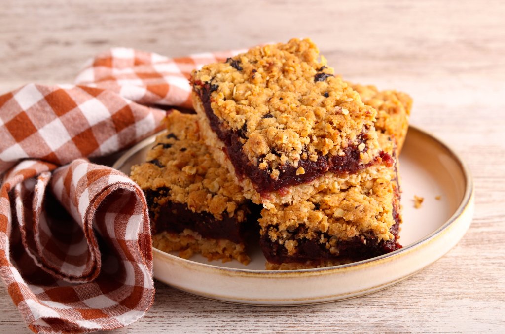 Барчета с овесени ядки и сладкоОсвен лесен и евтин, този десерт е и здравословен. В дълбока купа с миксер разбиваме чаша масло и чаша захар до пухкава смес. В друга купа смесваме 3 чаши овесени ядки с чаша брашно, след което постепенно започваме да прибавяме маслото към овесените ядки с брашно. Бъркаме до хомогенна смес и в тава с хартия за печене изсипваме половината количество.

Отгоре намазваме щедро със сладко по избор, след което разпределяме останалата половина от овесените ядки. Печем на 190 градуса за около 25-30 минути, докато десертът стегне. След изваждане режем на парчета, оставяме да се охлади и поднасяме.