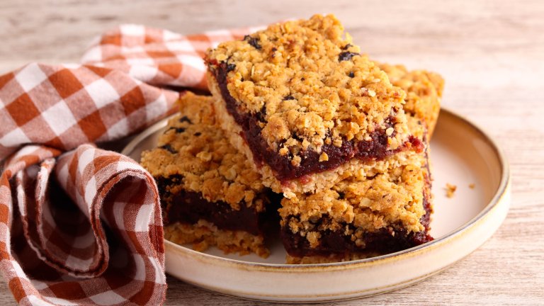 Барчета с овесени ядки и сладкоОсвен лесен и евтин, този десерт е и здравословен. В дълбока купа с миксер разбиваме чаша масло и чаша захар до пухкава смес. В друга купа смесваме 3 чаши овесени ядки с чаша брашно, след което постепенно започваме да прибавяме маслото към овесените ядки с брашно. Бъркаме до хомогенна смес и в тава с хартия за печене изсипваме половината количество.

Отгоре намазваме щедро със сладко по избор, след което разпределяме останалата половина от овесените ядки. Печем на 190 градуса за около 25-30 минути, докато десертът стегне. След изваждане режем на парчета, оставяме да се охлади и поднасяме.