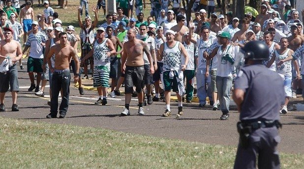 Съперникът Палмейрас се пъчи, че е по-популярен. Зелено-белите са не по-малко луди, а последното дерби завърши с изстрели от пистолет, вкаран незнайно как на стадиона. Това е голямото дерби на Сао Пауло, въпреки че и едноименният отбор на града има много фенове.