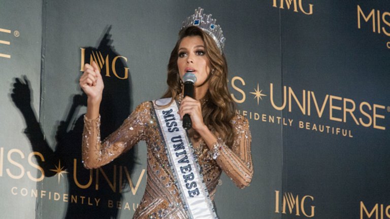 Кукерски чанове и български чар на Мис Вселена (галерия)