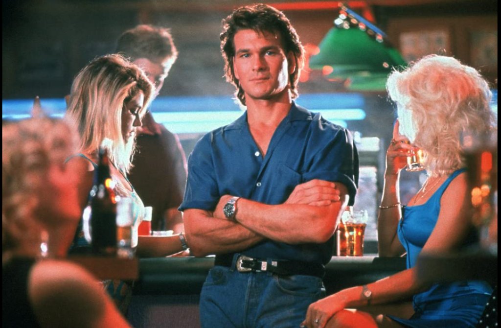 Road House
Патрик Суейзи без съмнение е един от любимците на Америка през 80-те, а всеки негов филм е харесван и обичан - дори и лошите. А Road House определено е такъв. Всъщност той е толкова лош, че чак е велик. Колко по-нелепа може да бъде една история от тази за майстор на бойните изкуства с диплома по философия от Нюйоркския университет, чието занимание е да разчиства провинциалните градчета от зли бизнесмени? Фактът, че първото име на режисьора е Роуди, само може да допринесе към статута на тази класика.
