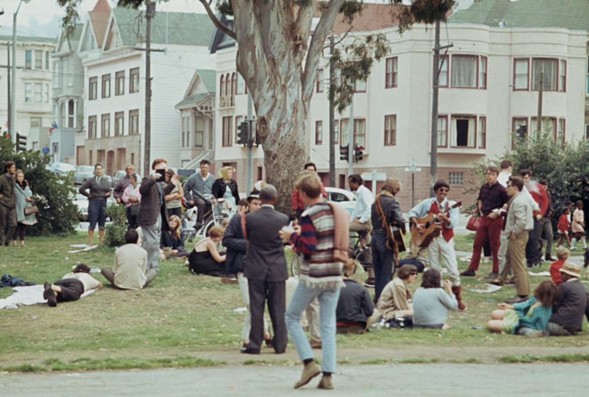 Това е лятото на 1967 година - градът е Сан Франциско, а 100 хиляди хипита са го превзели. 