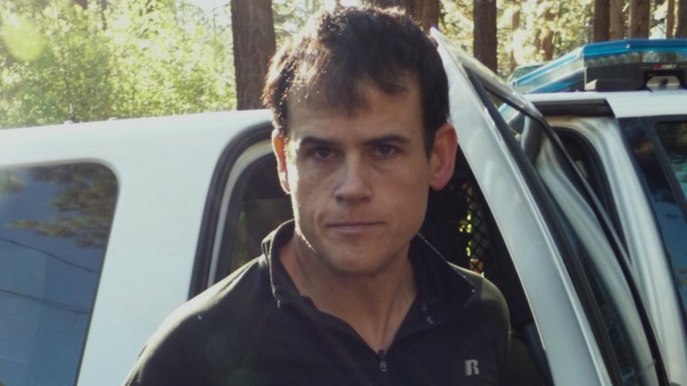 Матю Мюлер е един от похитителите, които отвличат Денис Хъскинс.