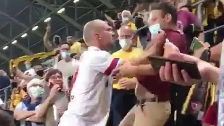 Лудост в Германия: Футболист налетя да бие фен на трибуните (видео)