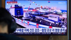 Най-новият боен кораб на Северна Корея се преобърна по време на церемонията му за пускане на вода