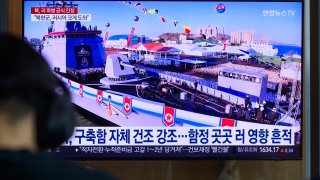 Най-новият боен кораб на Северна Корея се преобърна по време на церемонията му за пускане на вода