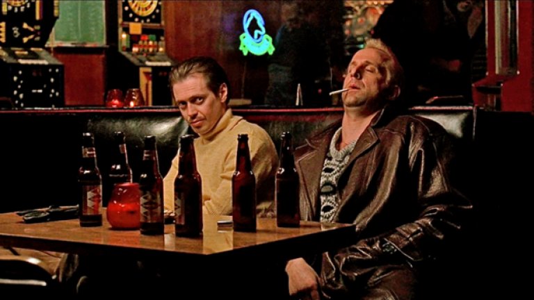 "Фарго" / Fargo (1996) 
Страхотната черна комедия, режисирана от братята Коен, беше възкресена в хитовия едноименен сериал от 2014 г. Оригиналният сценарий е изпълнен с мрачни и иронични обрати, а Франсис Макдорманд получава "Оскар" за ролята на бременната сърцата служителка на полицията във Фарго Мардж Гундерсън.
