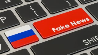 Подкопаването на доверието в институциите и свободната преса се превръща в основно оръжие в руския хибриден арсенал