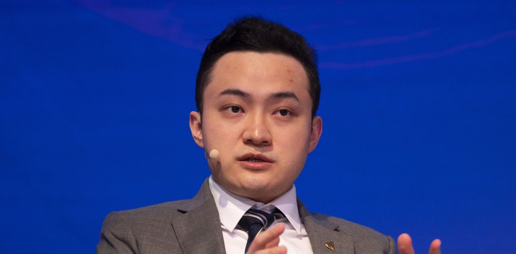 Джъстин Сън 
В списъка на Forbes за последната година влезе и 35-годишният крипто магнат Джъстин Сън. Той е известен със своята противоречива блокчейн платформа Tron и с връзките си с настоящия американски президент Доналд Тръмп. Според Forbes през последната годината богатството на Сън е достигнало 8,5 милиарда долара.