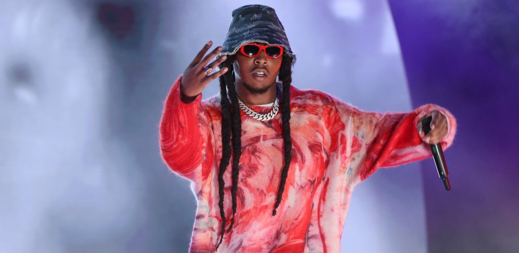 Takeoff
Номинираният за две награди “Еми” член на супер успешното трио Migos си отиде от този свят само преди няколко седмици. Той стана известен през последните няколко години покрай хитовете “MotorSport” с Ники Минаж и Карди Би, както и “Walk It Talk It” с Drake и други. 
Убит е при нещастен случай при безразборна стрелба във въздуха след парти в боулинг зала в Хюстън, Тексас.