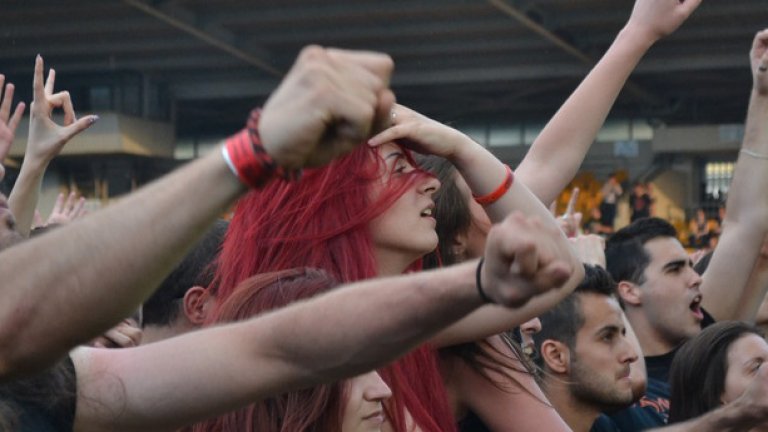 Въпреки жегата, най-върлите фенове в предните редици не се умориха нито за минута