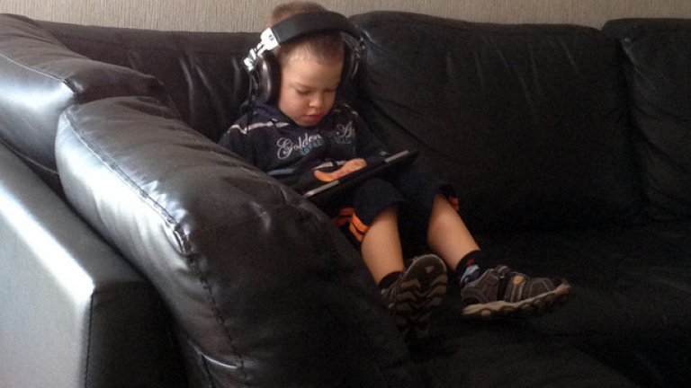 Борис е на 5 години и е диагностициран някъде по средата в скалата на аутистичния спектър. Той среща множество проблеми с комуникацията, моторната двигателна система, храненето, но за сметка на това е много над средното ниво, когато става дума за игра с плей-стейшъна, за числата и буквите