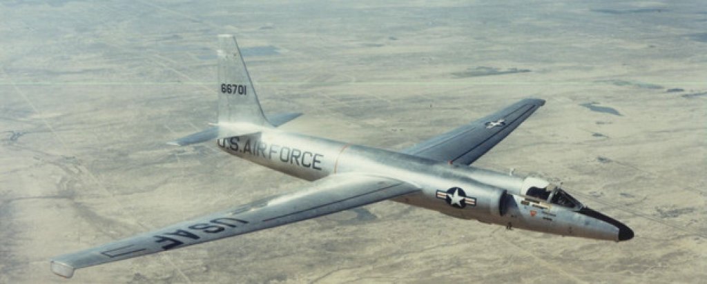 2. U-2
Днес Lockheed U-2 може да не изглежда нищо особено, но в средата на 50-те години на миналия век е сред най-сериозно пазените тайни на САЩ. По това време има сериозна нужда от провеждане на разузнавателни полети дълбоко в територията на СССР, но съветската противовъздушна отбрана става все по-добра и подобни полети с наличните тогава разузнавателни самолети са чисто самоубийство.
ВВС на САЩ стигат до извода, че ако разузнавателната машина лети на височина от около 20 000 м, тя ще е напълно неуязвима за тогавашните изтребителите. Конструкторът Кели Джонсън от компанията Lockheed предлага своя проект, който представлява малък и лек самолет с огромно крило. Проектът му е отхвърлен от ВВС, но директно е взет от ЦРУ, които плащат създаването на машината получила невзрачния индекс U-2.
Самолетът става причина да се създаде и знаменитата „Зона 51”. ЦРУ има нужда летище далеч от любопитни погледи, където да тества разузнавача. Избрано е изоставено летище около пресъхналото езеро Груум в Невада. Така се поставя началото на един от най-секретните изпитателни центрове в САЩ.