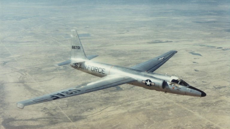 2. U-2
Днес Lockheed U-2 може да не изглежда нищо особено, но в средата на 50-те години на миналия век е сред най-сериозно пазените тайни на САЩ. По това време има сериозна нужда от провеждане на разузнавателни полети дълбоко в територията на СССР, но съветската противовъздушна отбрана става все по-добра и подобни полети с наличните тогава разузнавателни самолети са чисто самоубийство.
ВВС на САЩ стигат до извода, че ако разузнавателната машина лети на височина от около 20 000 м, тя ще е напълно неуязвима за тогавашните изтребителите. Конструкторът Кели Джонсън от компанията Lockheed предлага своя проект, който представлява малък и лек самолет с огромно крило. Проектът му е отхвърлен от ВВС, но директно е взет от ЦРУ, които плащат създаването на машината получила невзрачния индекс U-2.
Самолетът става причина да се създаде и знаменитата „Зона 51”. ЦРУ има нужда летище далеч от любопитни погледи, където да тества разузнавача. Избрано е изоставено летище около пресъхналото езеро Груум в Невада. Така се поставя началото на един от най-секретните изпитателни центрове в САЩ.