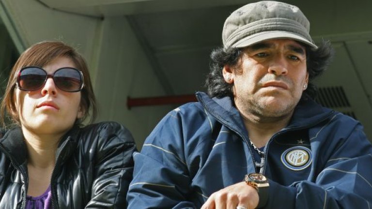 "Хората местят планини за децата си. Аз съм изгубил много години, в които не им давах любовта, която заслужават. Сега съжалявам. Вярно е - отбягвах дъщерите си заради пороците си, заради дрогата. Пропуснах много празници и рождени дни. Днес ме боли. Открих ги отново и като че се преродих", казва Диего за дъщерите си Далма и Джанина. 19-годишната Джанина е майка на сина на аржентинския национал Серхио Агуеро.