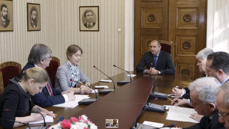 Президентът Румен Радев се срещна с руския посланик Анатолий Макаров. След официалното му встъпване в длъжност, Макаров е първият дипломат, с когото Радев се среща.