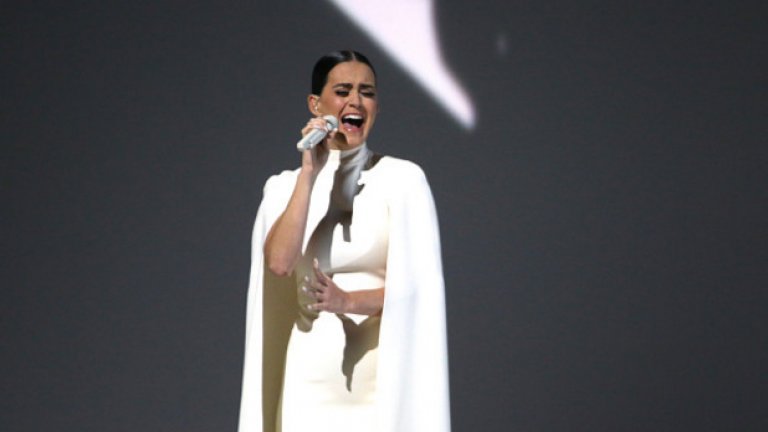 Колкото и странно да звучи и Кейти Пери също няма награда, въпреки 11-те номинации в последните години. За нейно оправдание трябва да кажем, че тя просто имаше лошия късмет на три пъти да се яви в конкуренция с Адел (която има цели 9 награди) - през 2009, 2012 и 2013-та. Тази година, Пери пя на церемонията, но въпреки двете си номинации, пак си тръгна с празни ръце