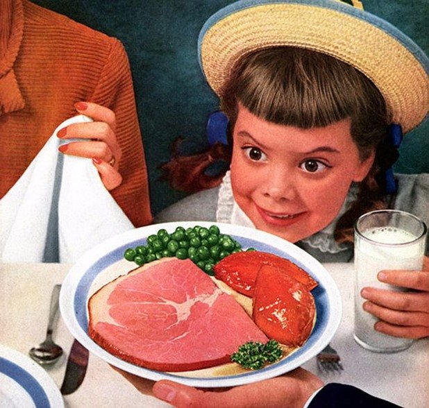 Какво ядеш, моето момиче? Мръвка с месо, грах и чаша прясно мляко? Интересно как биха реагирали вегетарианските организации на такава реклама днес...