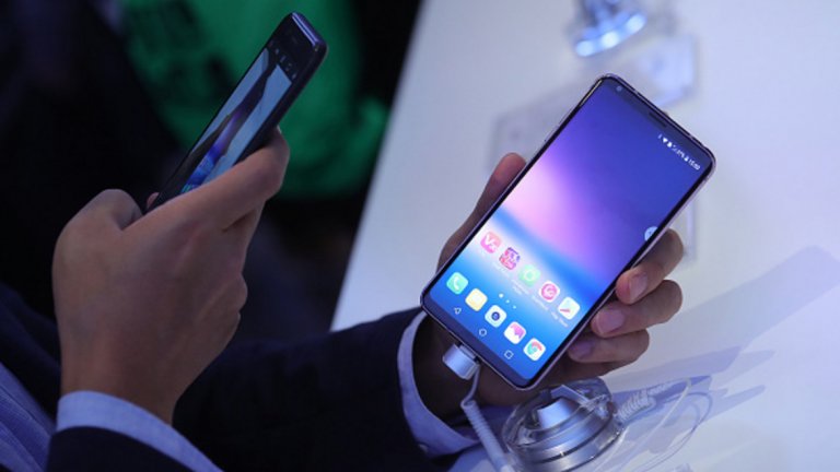 7. LG V30 
Ако търсите мощен телефон, който притежава всичко най-добро от света на Android, разгледайте LG V30. Телефонът превъзхожда по-малкия си брат G6 като по-елегантна, подобрена и мощна версия. Устройството идва с най-мощния процесор на пазара, отлична камера и качество на звука, което заслужава едно от челните места благодарение на внедрения звуков преобразувател Quad DAC. Цената му не е ниска, но комбинацията от функционалности си заслужава.