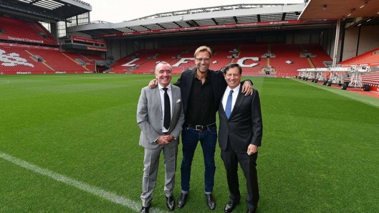 Не се стърпя и свойски придърпа и прегърна Ейре и Уърнър в края на фотосесията, което разсмя искрено фотографите и репортерите.