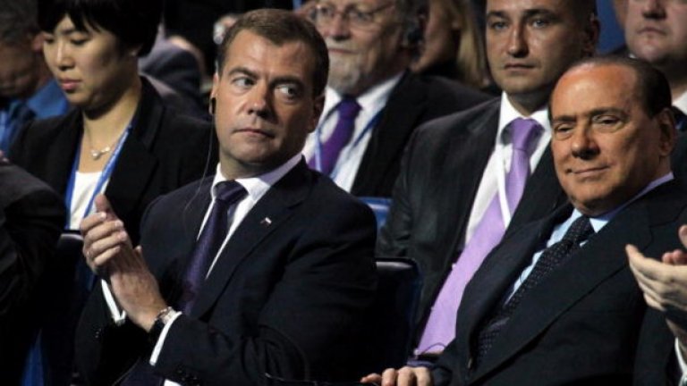 Първият коментар на Силвио за Обама е по време на пресконференция с Медведев. "Обама е страхотен, той е млад, хубав и има забележителен тен".