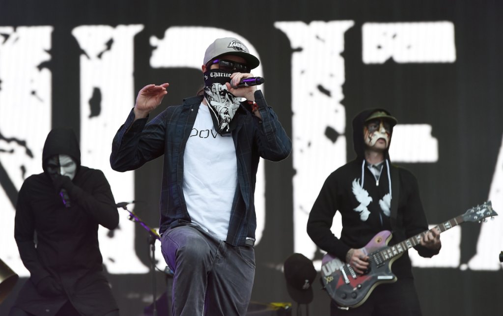 Hollywood Undead - Outside
Членовете на бандата в началото носеха различно оцветени маски, за да могат феновете да ги различават. С времето обаче този елемент се позагуби и те все повече показват лицата си. Ние обаче ви връщаме към по-маскираните им времена с песента, в която се пее "Кой остави вратата отворена? Кой ме остави навън?". Кой наистина? А глоба?