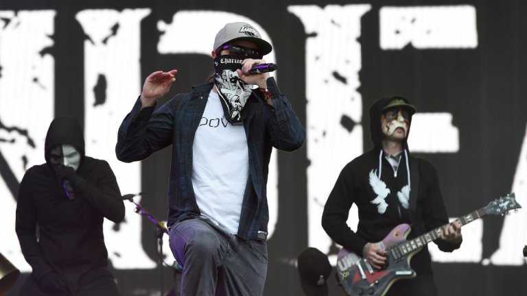 Hollywood Undead - Outside
Членовете на бандата в началото носеха различно оцветени маски, за да могат феновете да ги различават. С времето обаче този елемент се позагуби и те все повече показват лицата си. Ние обаче ви връщаме към по-маскираните им времена с песента, в която се пее "Кой остави вратата отворена? Кой ме остави навън?". Кой наистина? А глоба?