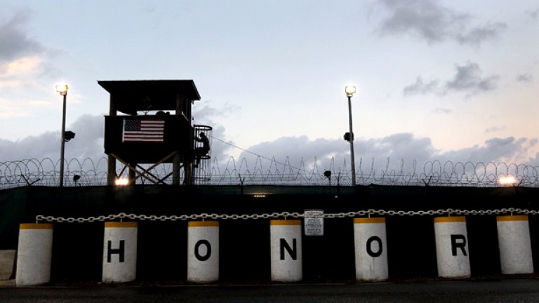 Няколко пъти месечно Пентагонът пуска журналисти да разгледат Гуантанамо в опит да убедят, че се отнасят "хуманно, законно, безопасно и прозрачно" със 176-те затворници в базата