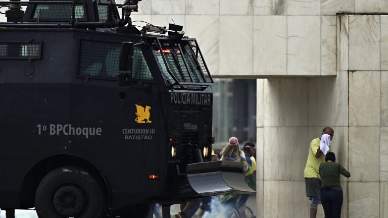 Стотици привърженици на Болсонаро нахлуха в Конгреса на Бразилия