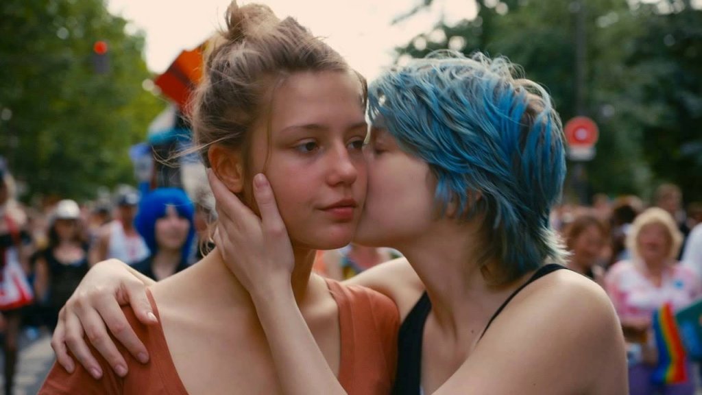 9. “Blue is the Warmest Color”  
(2013) 
Никой списък със секси филми не може да мине без този тричасов романс, на който хората в Кан масово си тръгваха от киносалона, докато не спечели Palme d’Or. 