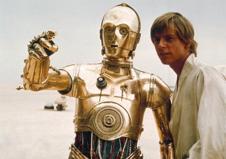 Мюър е вършил довършителни работи по костюма на C-3PO.