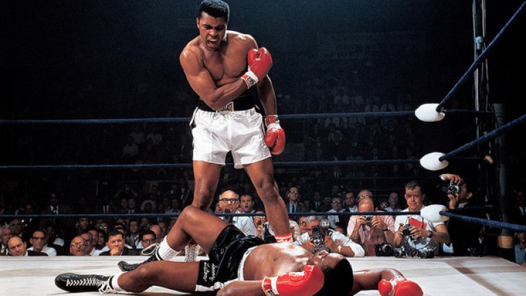 Най-великата спортна снимка, правена някога - така я определят мнозина. На 25 май 1965-а Мохамед Али нокаутира Сони Листън за минута и 44 секунди, а светът е шокиран. Кадърът с триумфиращия и наперен младок, който размазва огромния си противник, остава символен за живота и кариерата на Касиус Клей - Мохамед Али.
