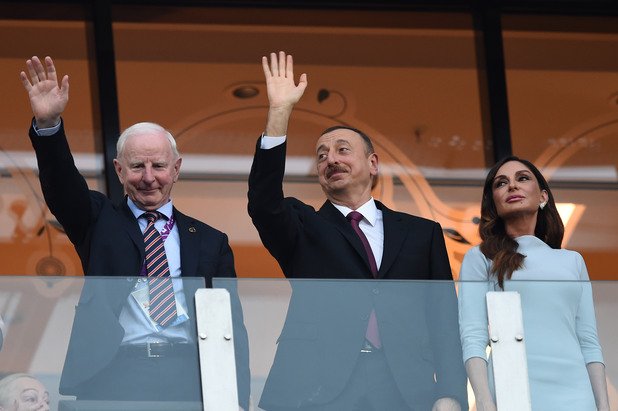 От ляво надясно: президентът на Европейския олимпийски комитет Патрик Хики, президентът на Азербайджан Илхам Алиев и първата дама Мехрибан Алиева.