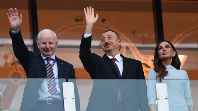От ляво надясно: президентът на Европейския олимпийски комитет Патрик Хики, президентът на Азербайджан Илхам Алиев и първата дама Мехрибан Алиева.