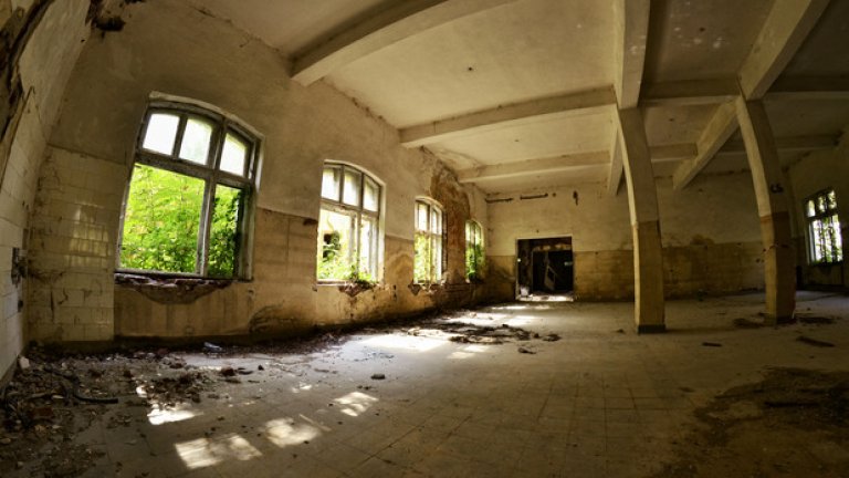 В тази зала някога се е помещавала столовата, в която са се хранили семинаристите