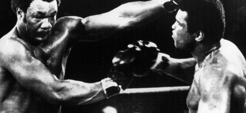 30 октомври 1974 г. "Тътенът на джунглата". Али си връща титлата в паметен сблъсък с Джордж Форман.