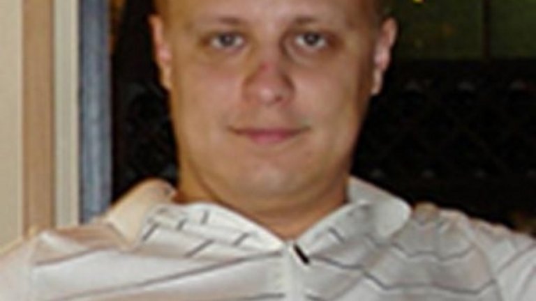 Той е кибер взломаджията, който от лятото на 2009-та е на мушката на ФБР и срещу когото са повдигнати девет обвинения за углавни престъпления по наказателния кодекс на САЩ.