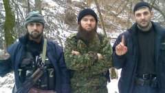 Доку Умаров с двама ислямски бойци
